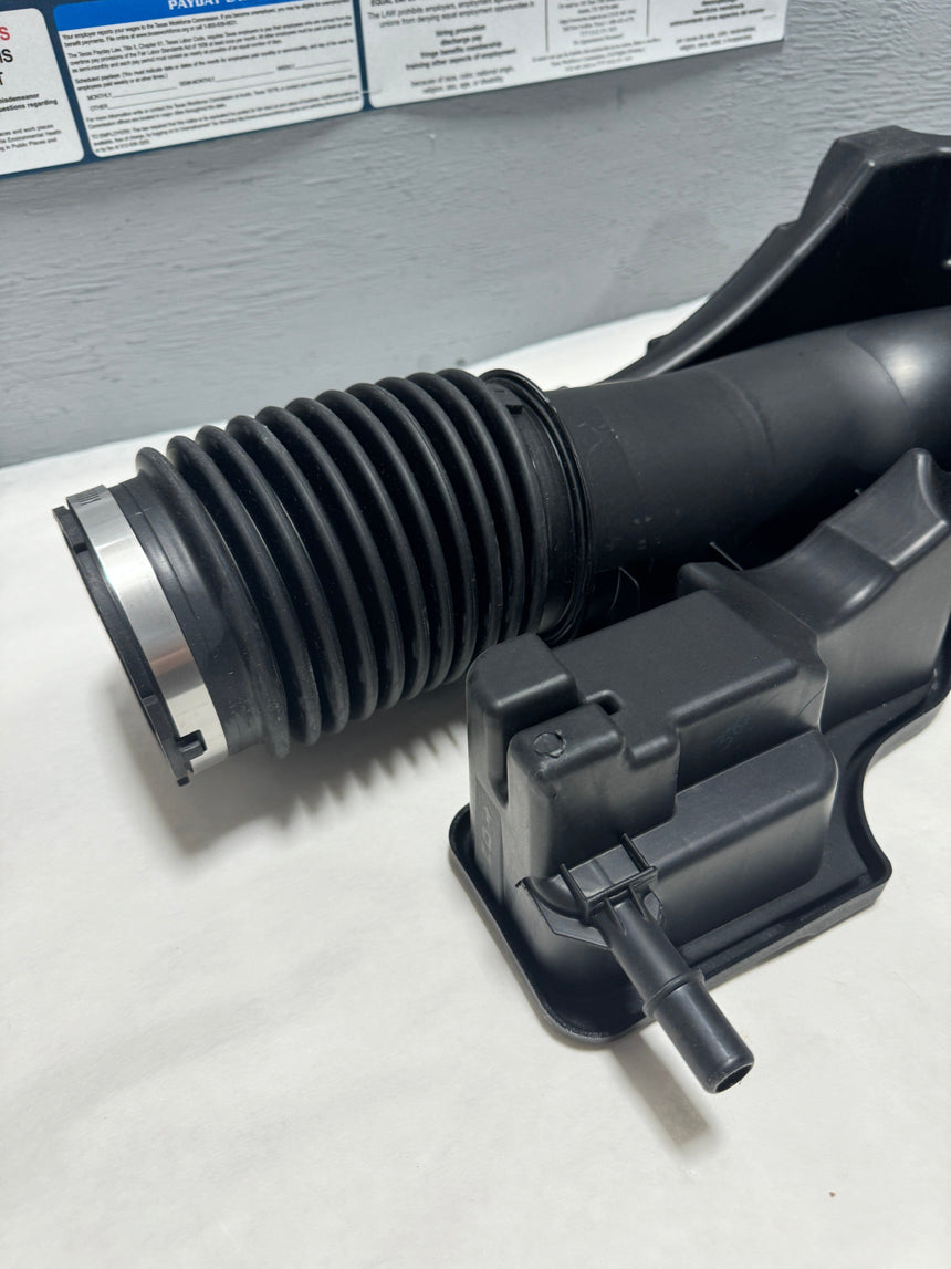 2014-2019 Silverado Sierra 5.3 Engine Air Cleaner Intake Outlet Duct OEM