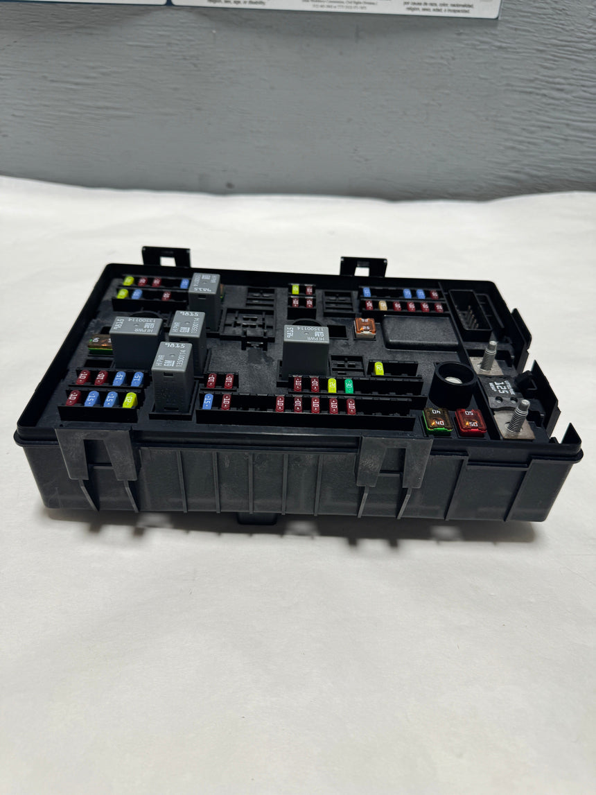 2015-2016 Express /Savana 2500 3500 Fuse Block Gas Engine No Tow Pkg