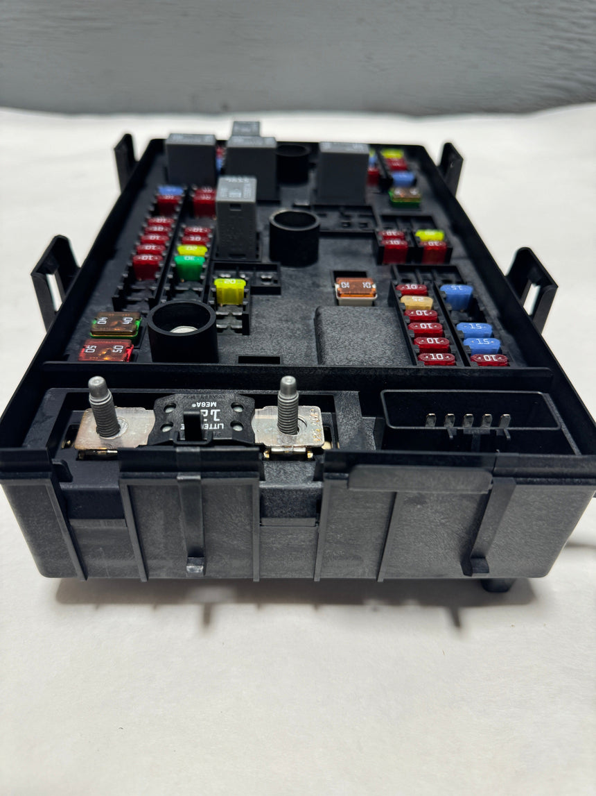 2015-2016 Express /Savana 2500 3500 Fuse Block Gas Engine No Tow Pkg