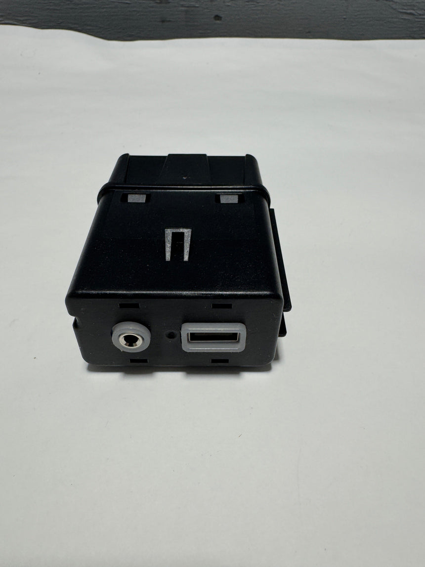 2017-2020 Chrysler Pacifica USB /Aux Media Hub OEM