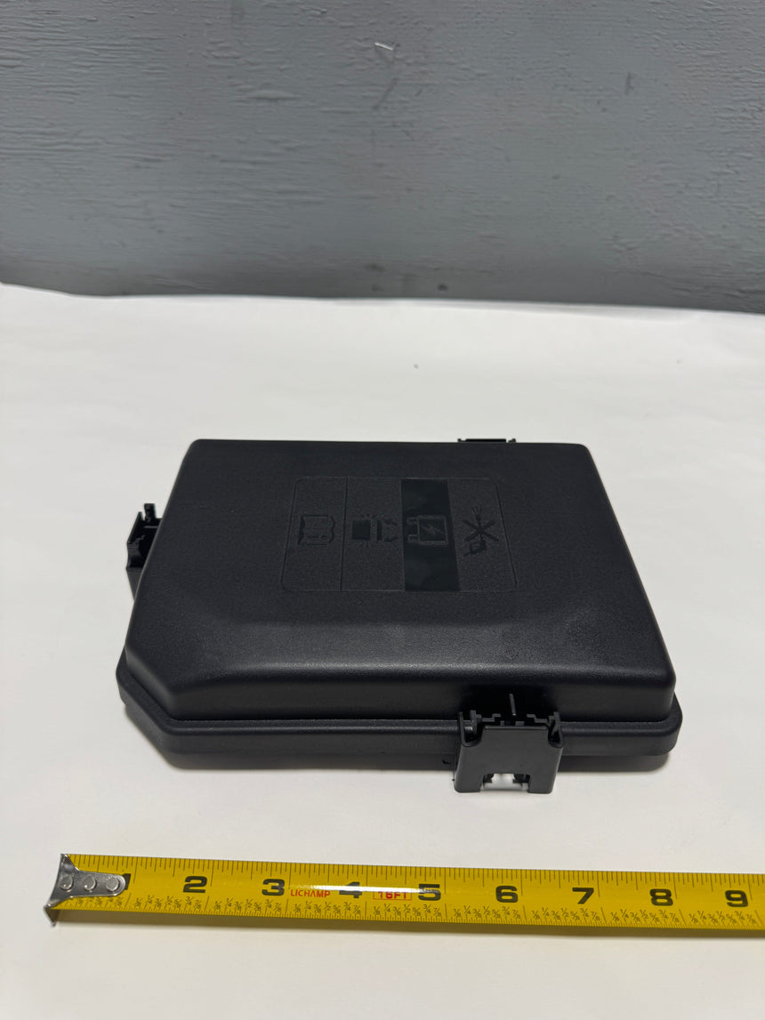 2018-2021 GMC Terrain Engine Wiring Harness Fuse Block Top Cover OEM
