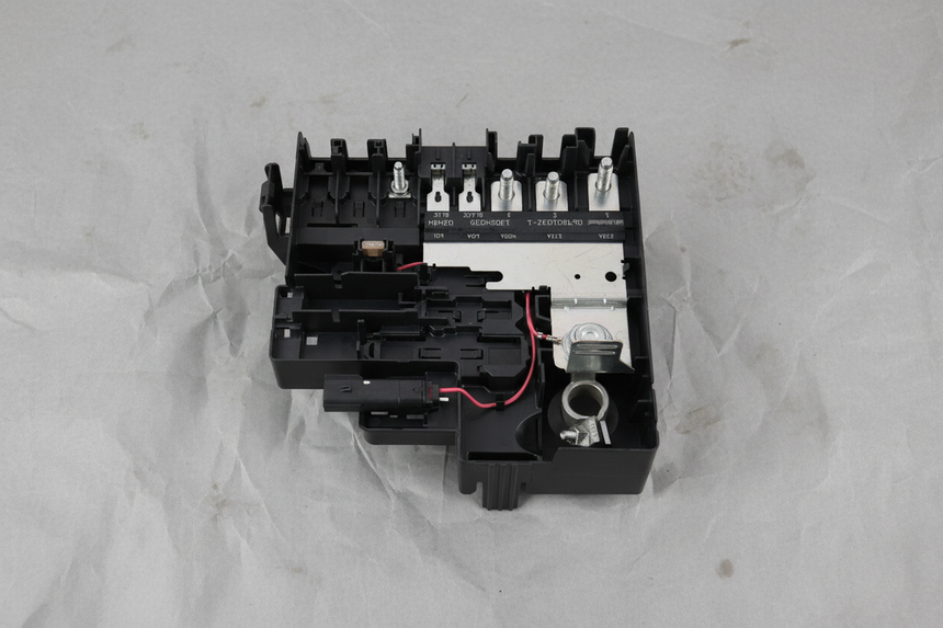 2019-2023 Chevrolet Silverado GMC Sierra Battery Fuse Block Breaker OEM