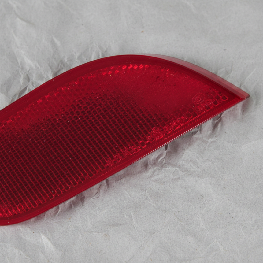 2017-2019 Chevrolet Cruze Passenger Side Rear Bumper Reflector OEM - Top Detail
