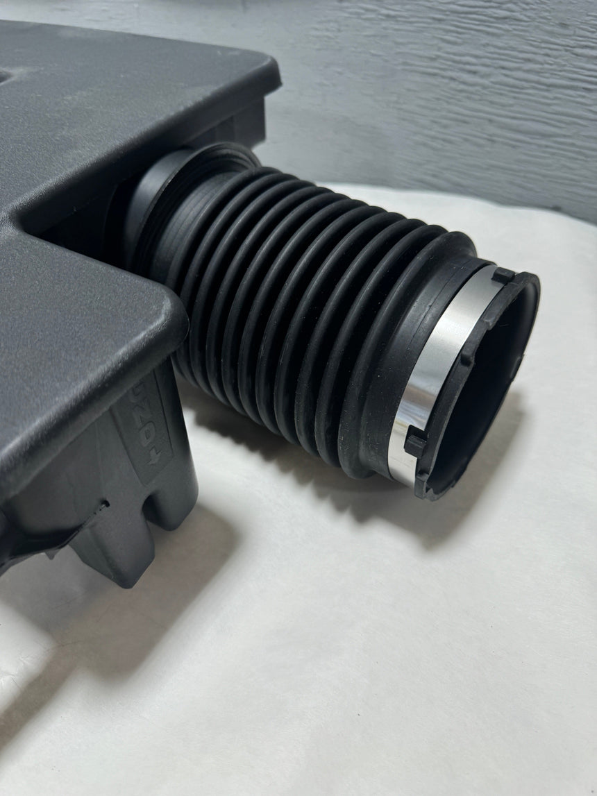 2014-2019 Silverado Sierra 5.3 Engine Air Cleaner Intake Outlet Duct OEM