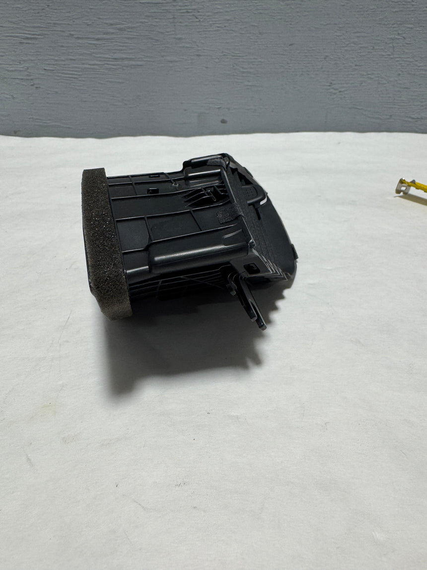 2017-2022 Chevrolet Trax Dash Passenger Side A/C Heat Outer Outlet Vent Louver OEM