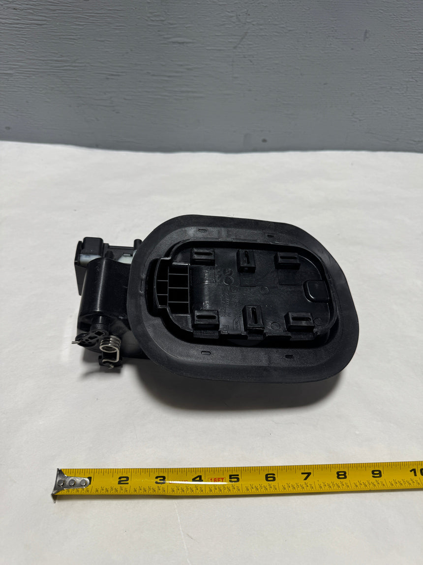 2018-2024 Traverse Non Electric Latching Fuel Tank Filler Pipe Housing With Hinge OEM