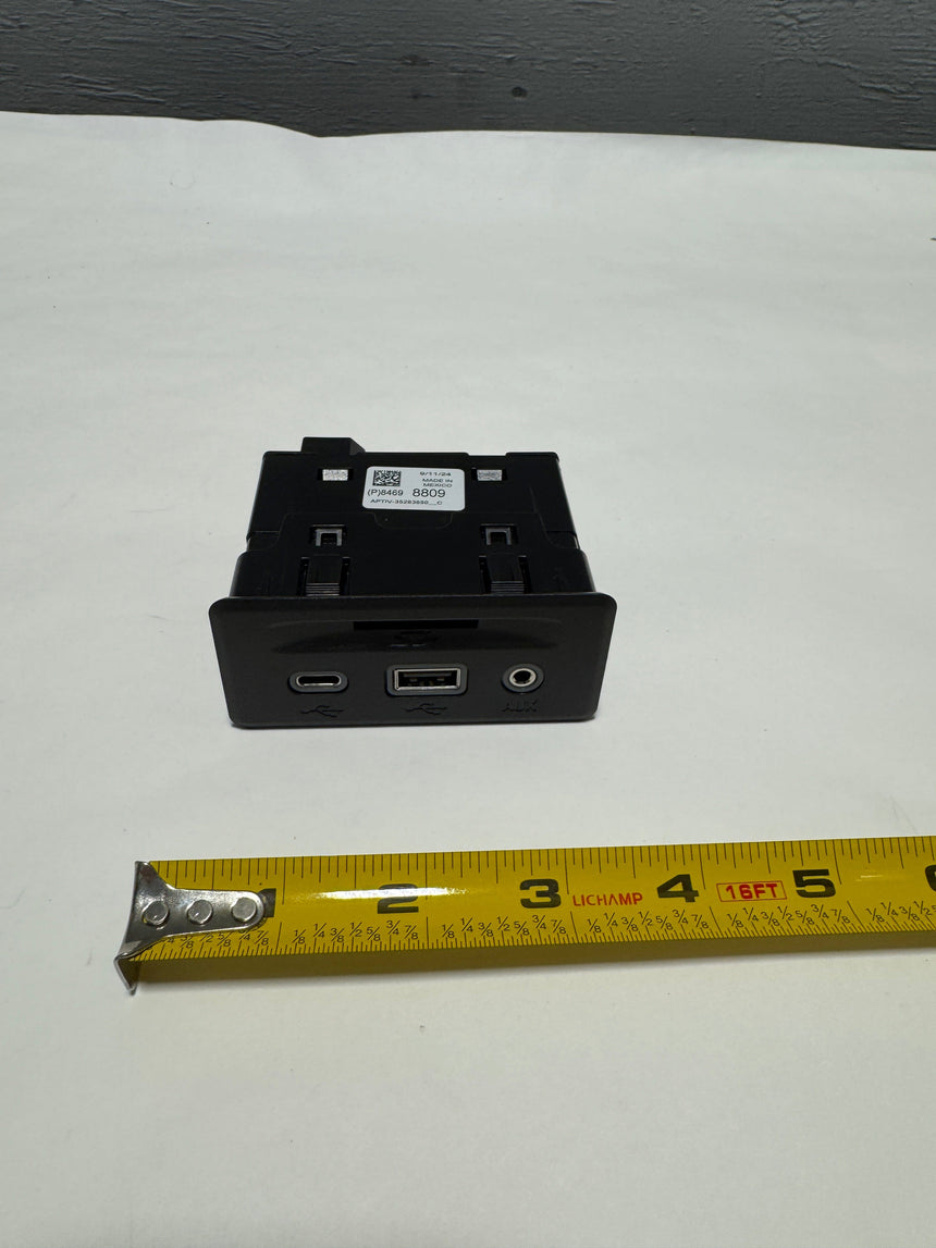 2018-2024 GMC Terrain USB / Memory Card Auxiliary Input Receptacle Genuine OEM