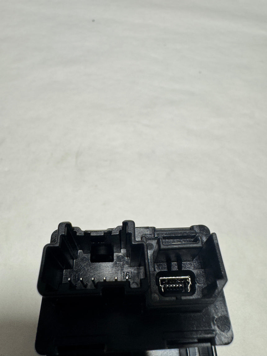 2019-2022 Silverado Sierra Dash USB Receptacle Port Genuine OEM New