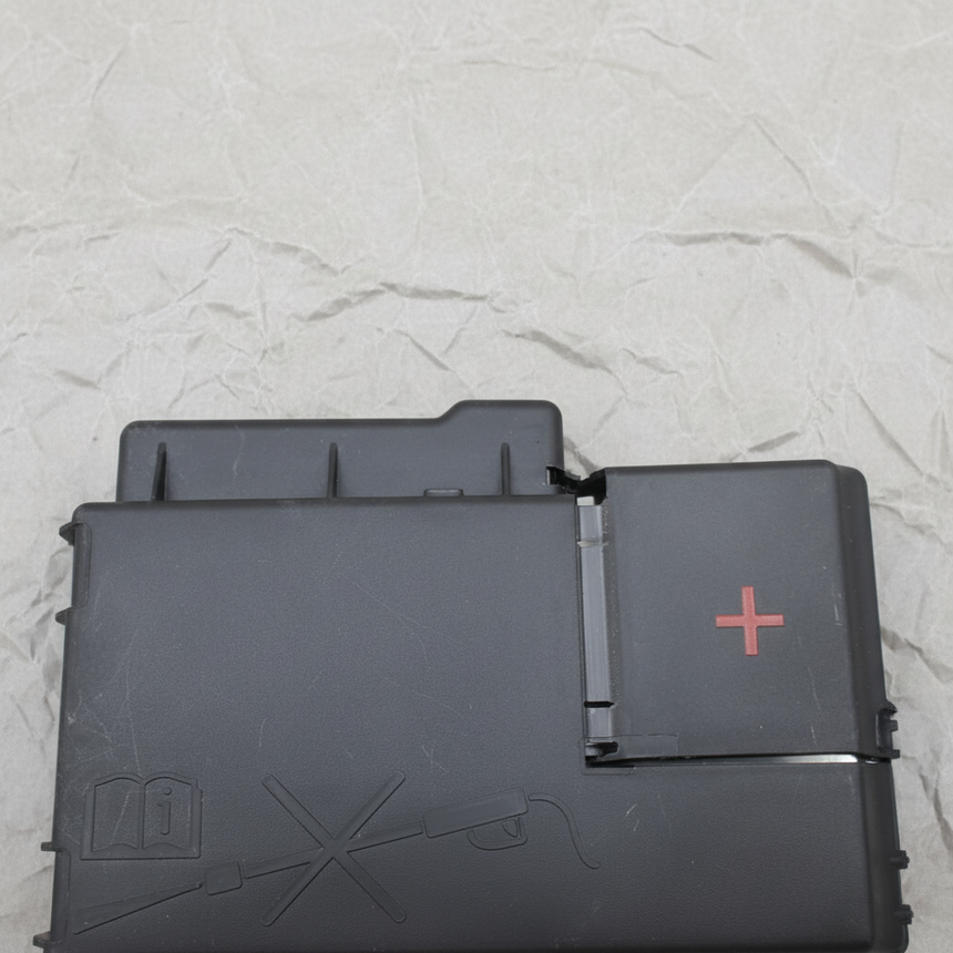 2018-2024 Chevy Equinox GMC Terrain Power Distribution Fuse Block Cover OEM - Middle Detail